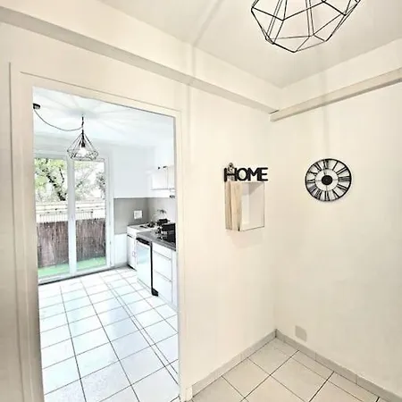 T4 Fontaine Apartment